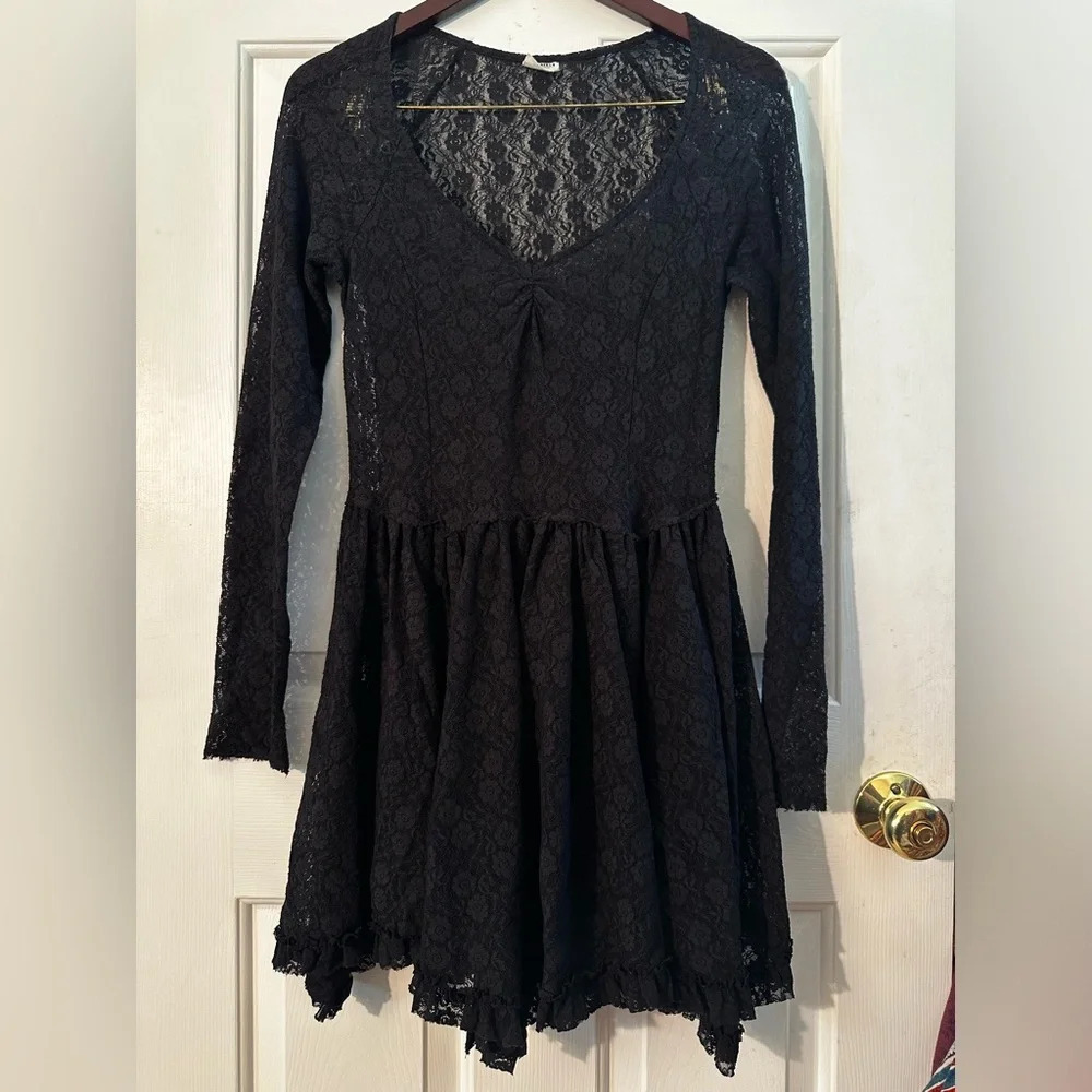 INTIMATELY FREE PEOPLE Blk Whimsigoth Floral Lace Asymmetric Hem Skater SM Dress - Picture 3 of 10
